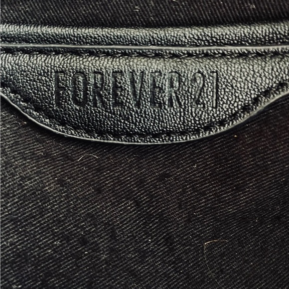 🎉FREE with 3+ items purchased🎉 FOREVER 21 Vegan Leather Bag - Picture 2 of 14